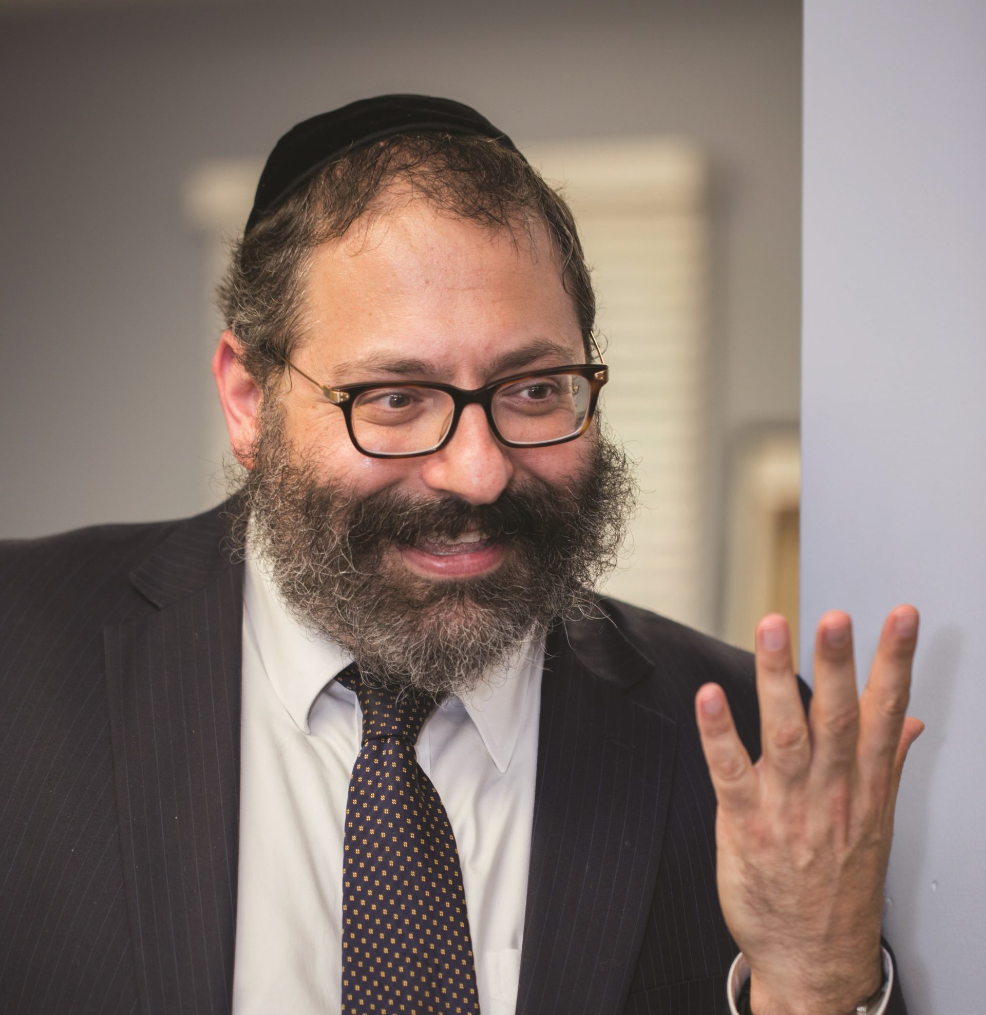 Rabbi YY Jacobson Captivates Sold-Out Crowd At Emet Couples’ Event