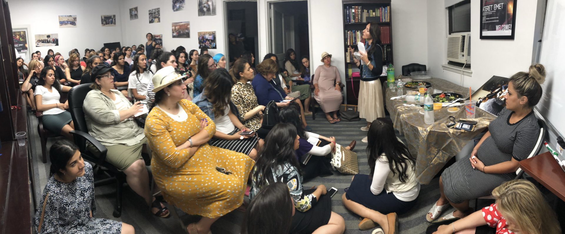 Rebbetzin Kigel Draws Massive Crowd at Emet’s Learning Center
